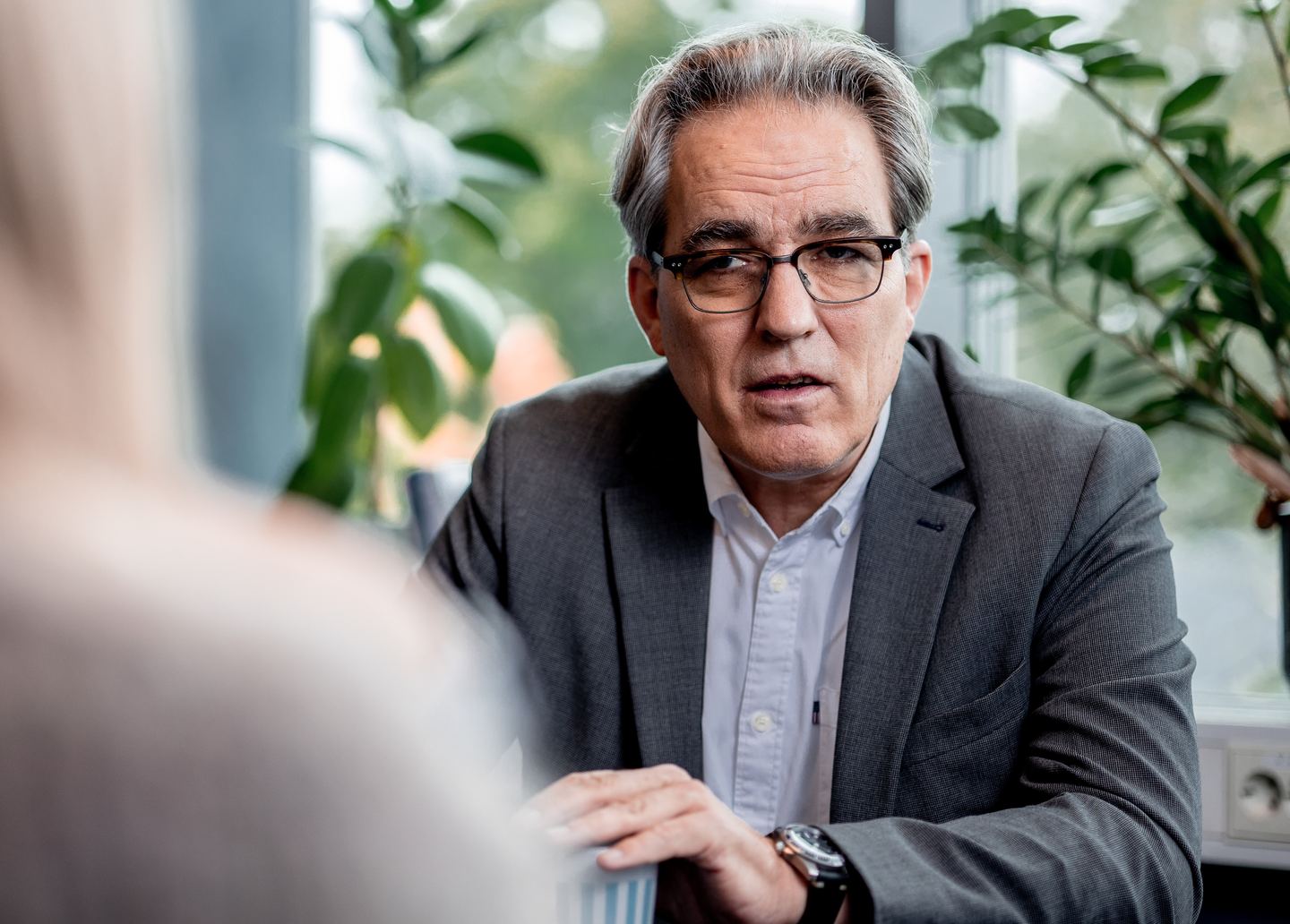 John Petter Fagerhaug i en samtale på kontoret